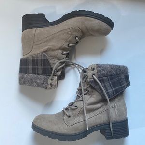 Women’s Lace Up Boots: Size